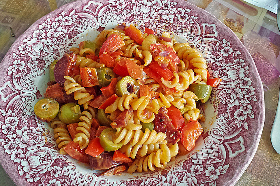 Nudelpfanne mit Oliven und Paprika