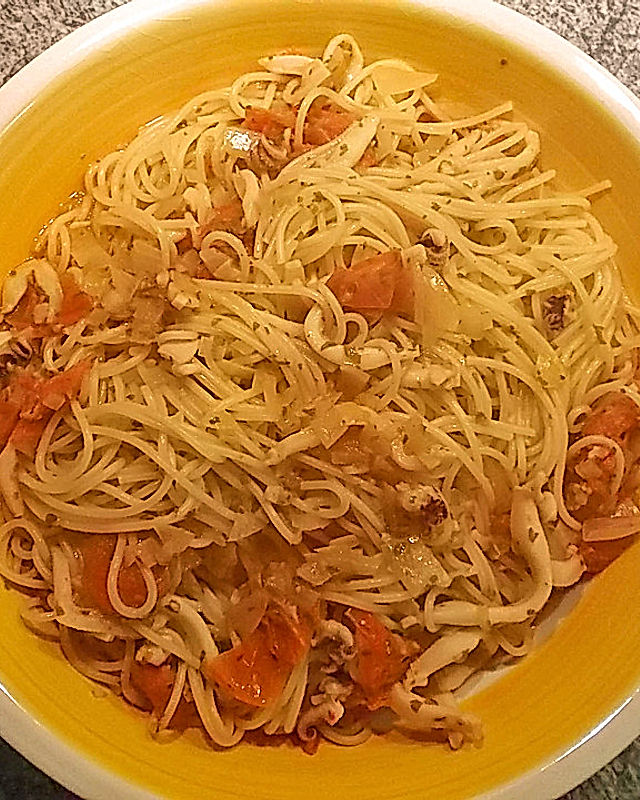 Spaghetti mit Tintenfisch und Cocktailtomaten