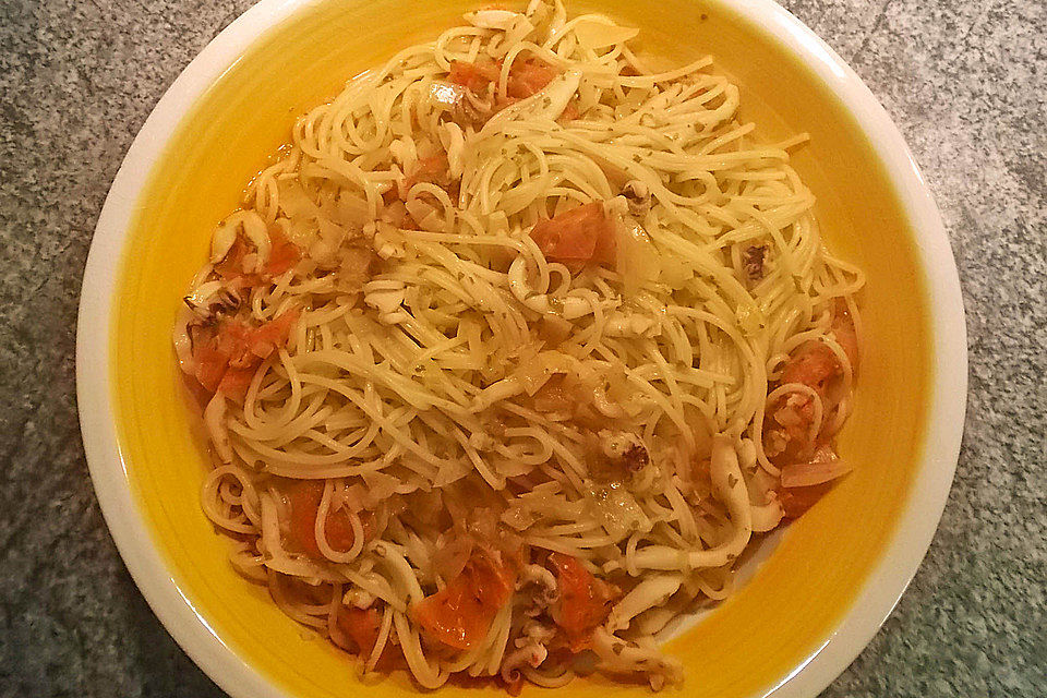 Spaghetti mit Tintenfisch und Cocktailtomaten