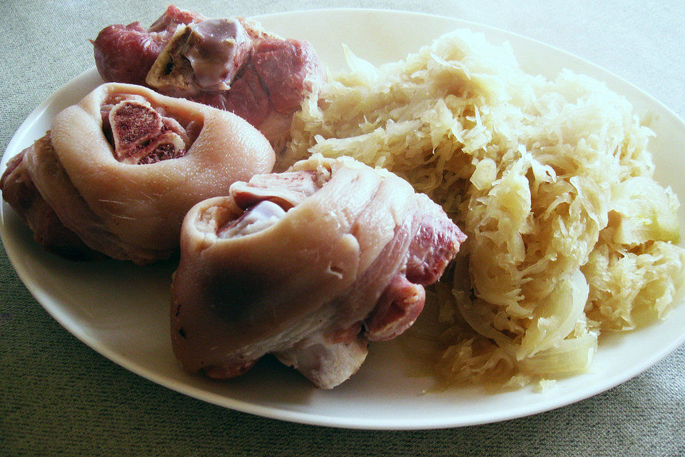 Surhaxe mit Sauerkraut  oder Erbsmus