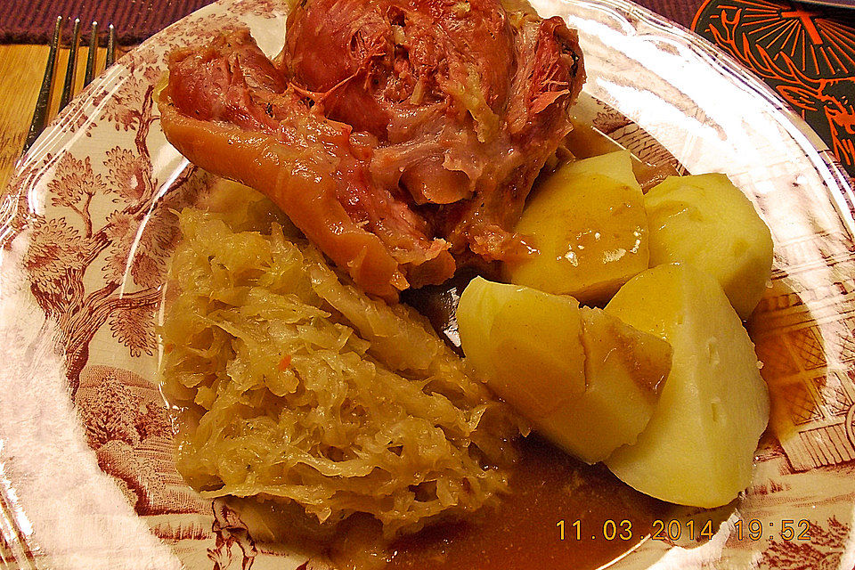Surhaxe mit Sauerkraut  oder Erbsmus