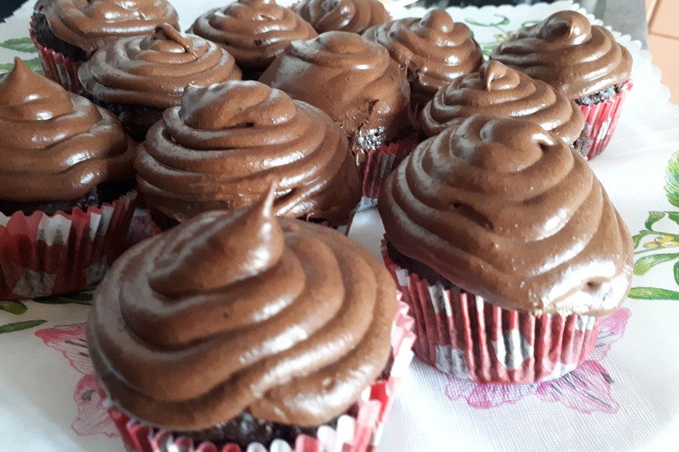 Schokoladencupcakes mit Schokoladentopping