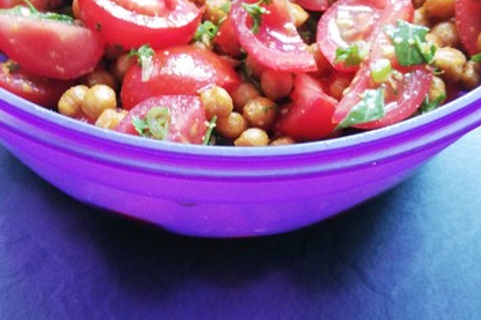 Tomatensalat mit gerösteten Kichererbsen