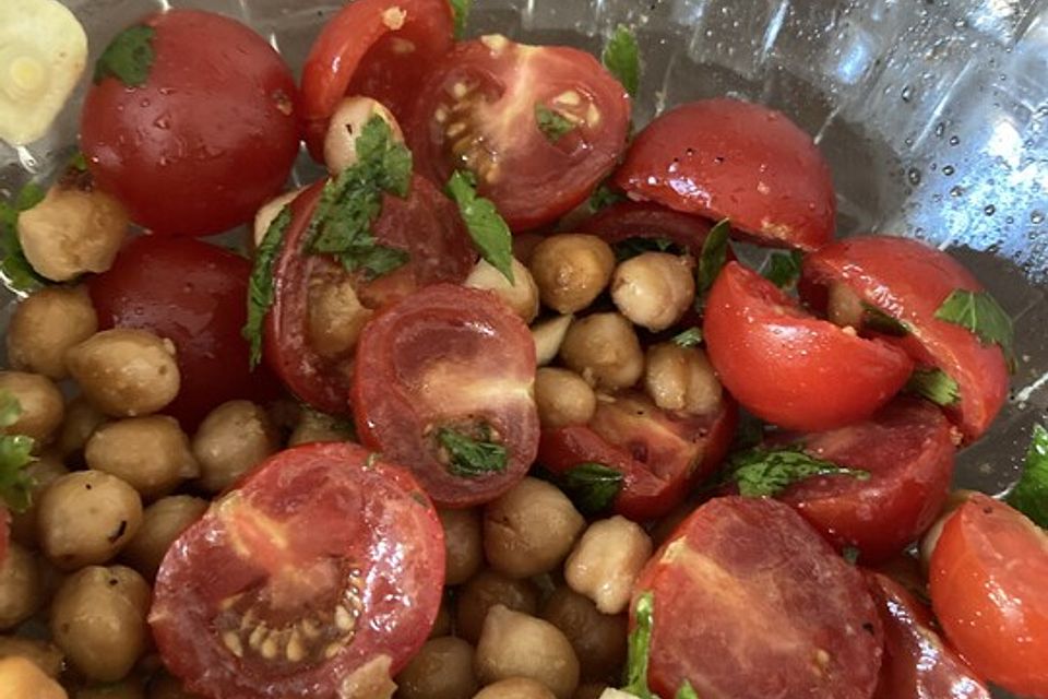 Tomatensalat mit gerösteten Kichererbsen