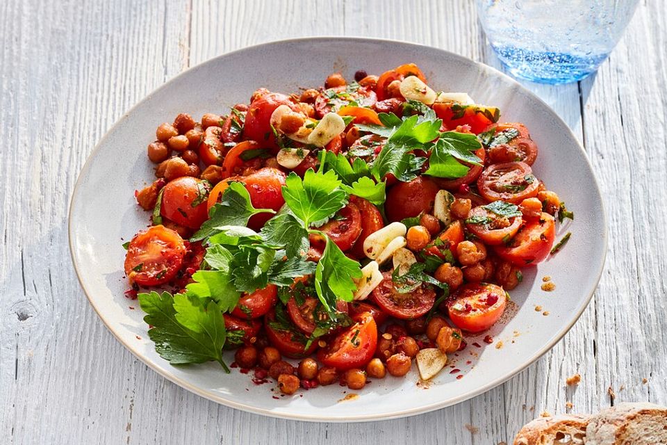 Tomatensalat mit gerösteten Kichererbsen