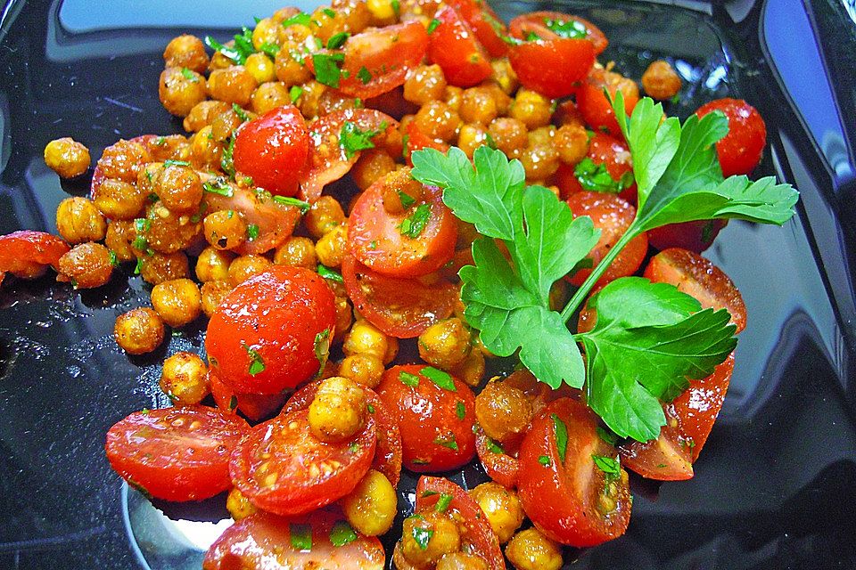 Tomatensalat mit gerösteten Kichererbsen