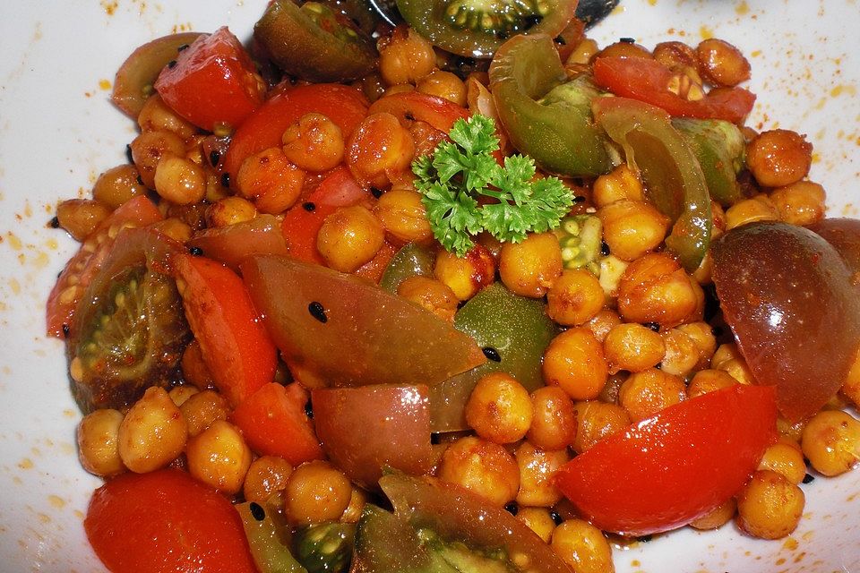 Tomatensalat mit gerösteten Kichererbsen