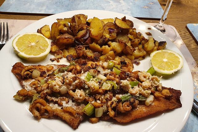 Gebratene Scholle mit Nordseekrabben in Weißwein-Sahnesauce von ...