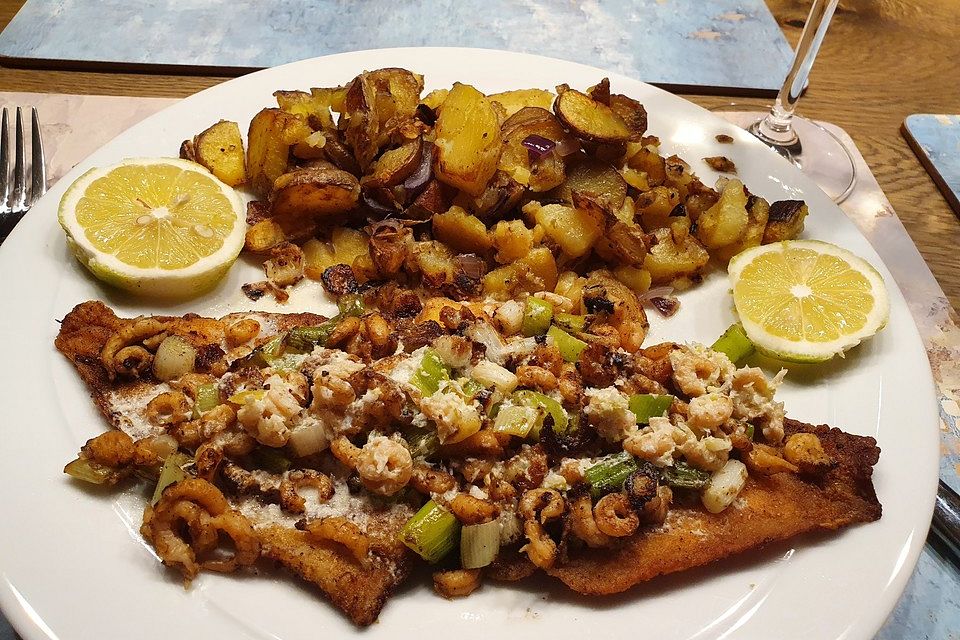 Gebratene Scholle mit Nordseekrabben in Weißwein-Sahnesauce