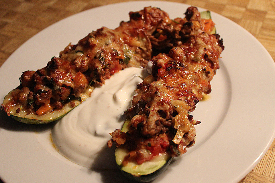 Gefüllte Hack Zucchini