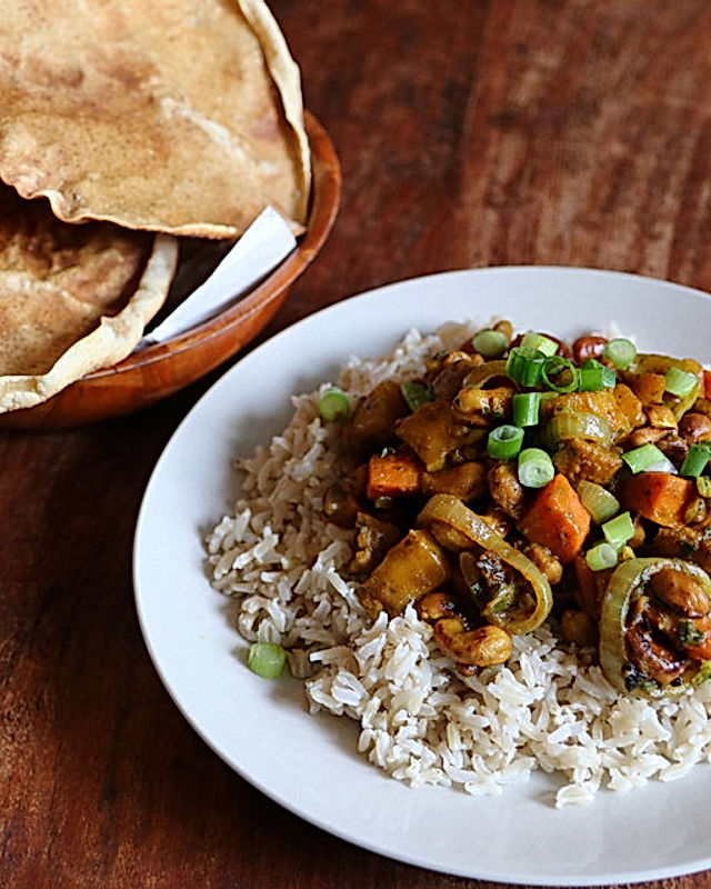 Vegetarisches, nord-indisches Erdnuss-Mango Curry