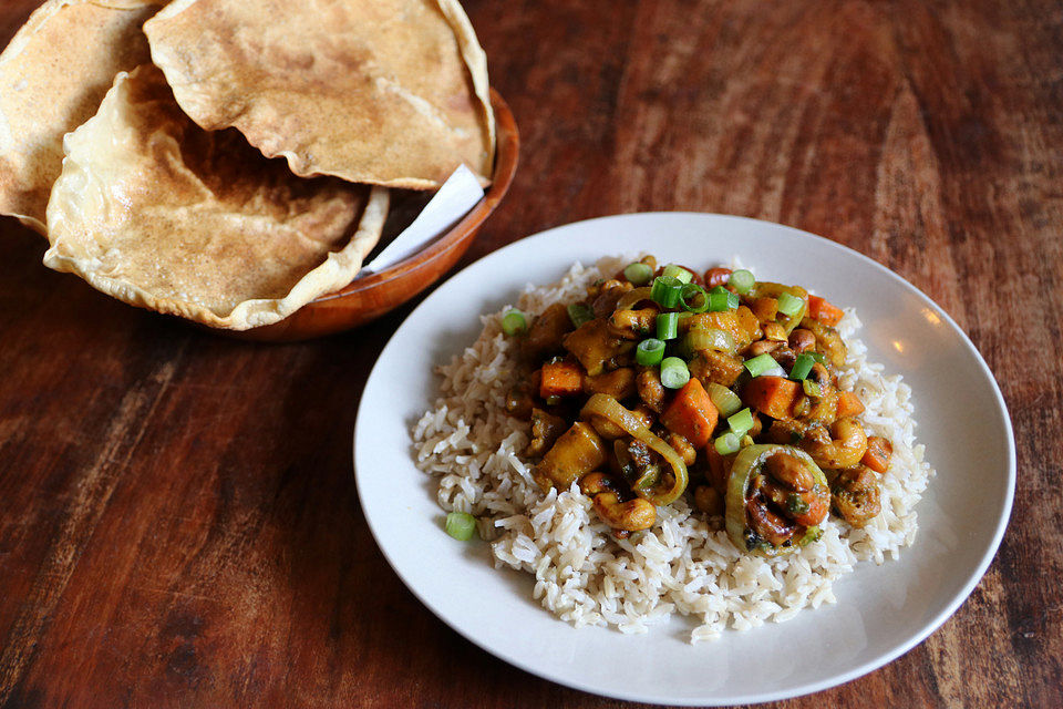 Vegetarisches, nord-indisches Erdnuss-Mango Curry