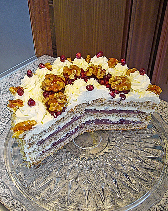 Walnuss-Granatapfel-Torte mit weißer Schokoladensahne