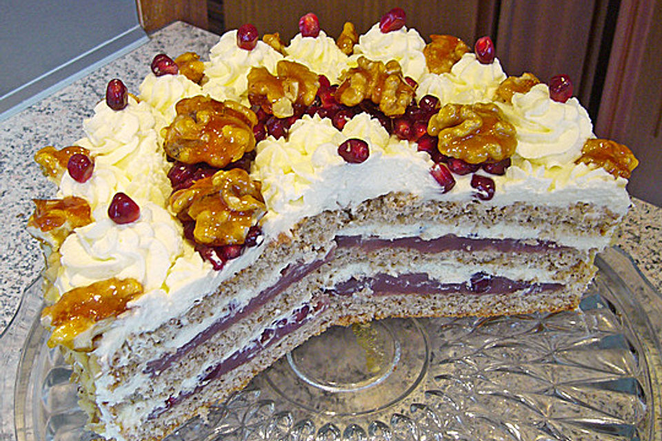 Walnuss-Granatapfel-Torte mit weißer Schokoladensahne