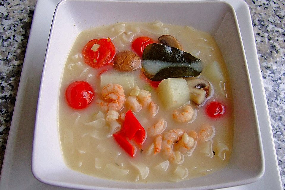 Thailändische Kokossuppe mit Garnelen