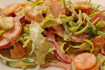 Lauch-Paprika-Möhren-Gurken Salat mit Berbere-Gewürz