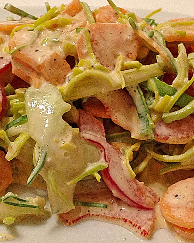 Lauch-Paprika-Möhren-Gurken Salat mit Berbere-Gewürz