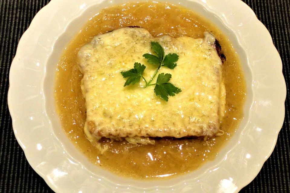 Zwiebelsuppe französische Art mit Knoblauchbrot