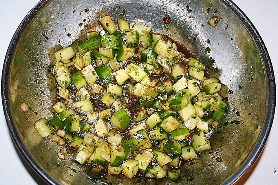 Asiatischer Gurkensalat mit Zwiebeln