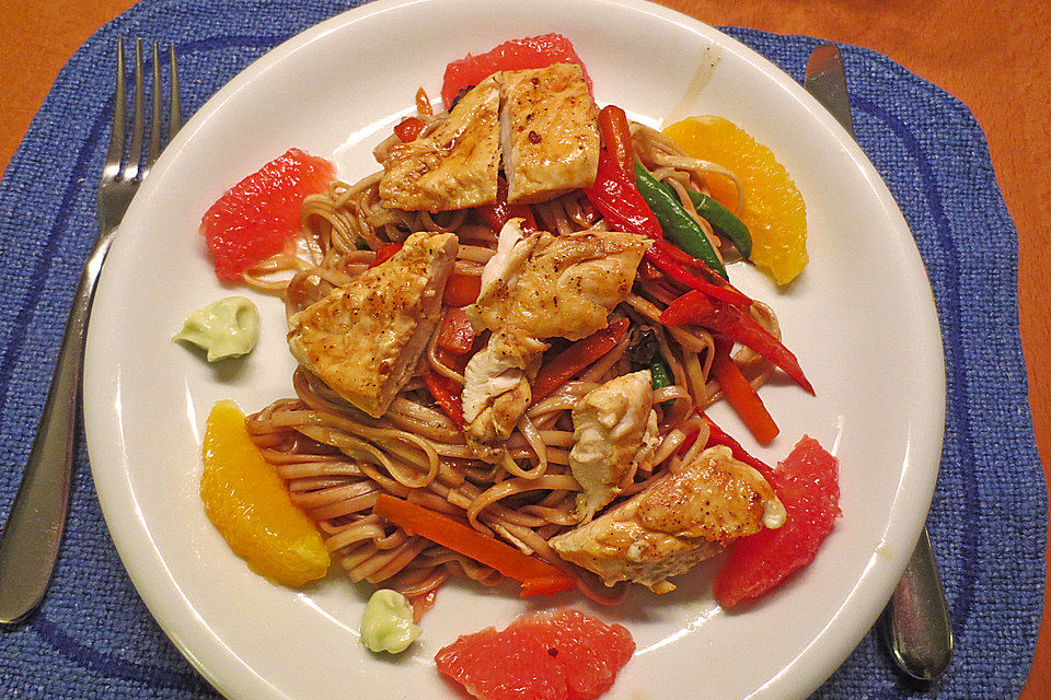 Lackierte Hähnchenbrust mit Yaki-Udon