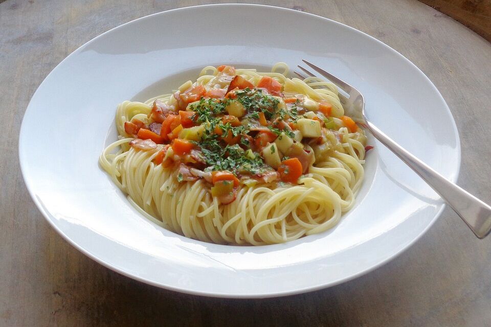 Schnelle Gemüse-Sahnesauce mit Bandnudeln