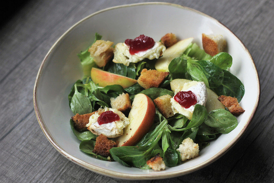 Blattsalat mit gegrilltem Camembert