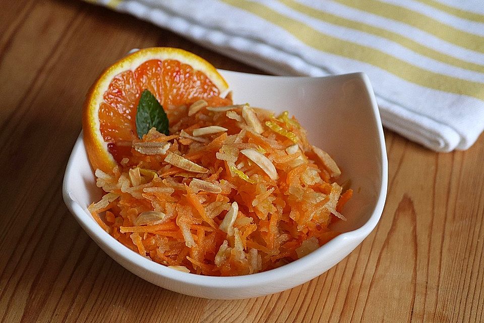 Möhren-Apfel-Salat mit Orangendressing