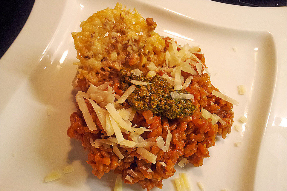 Gebackenes Tomatenrisotto mit Pesto und Parmesan-Walnuss-Crackers