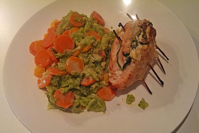 Gefüllte Hähnchenbrust auf Wirsing-Möhrengemüse von Biba14089| Chefkoch