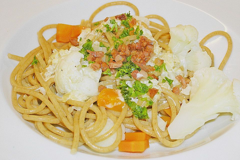 Spaghetti mit Gemüse und Käse - Sahne - Sauce