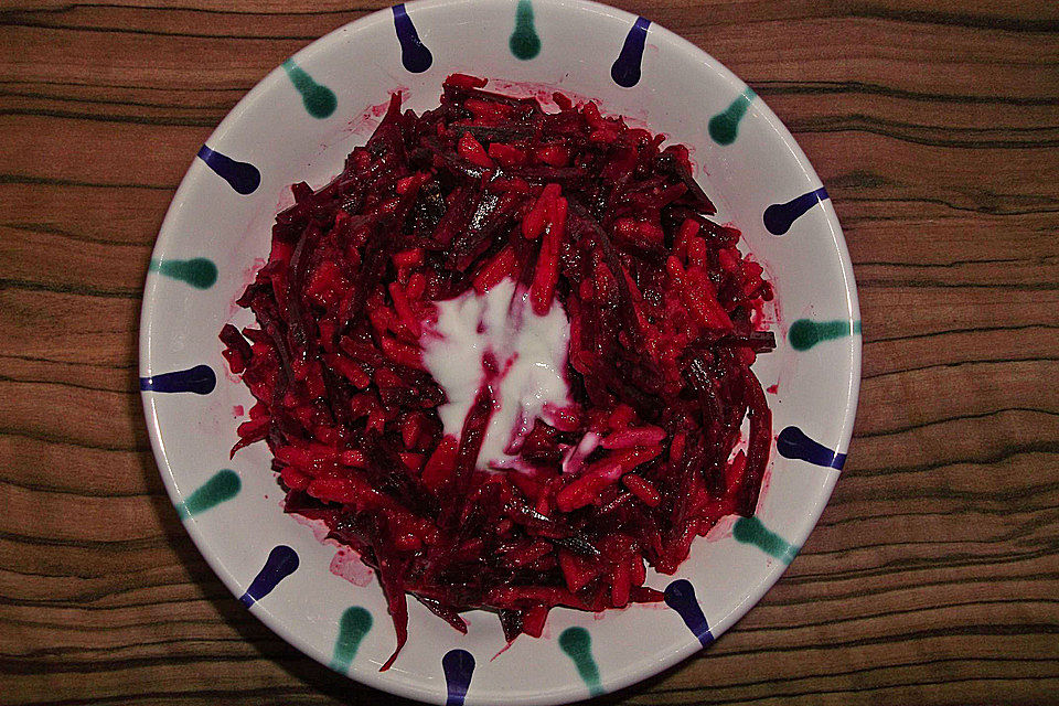 Roter Rüben Salat mit Äpfeln