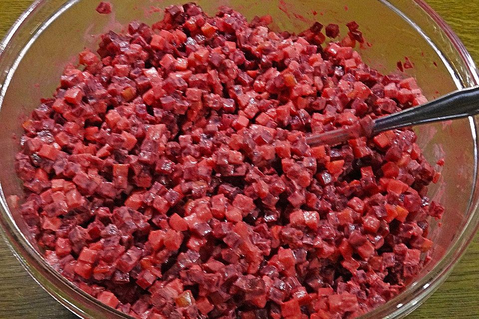 Roter Rüben Salat mit Äpfeln