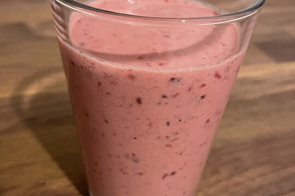 Fruchtiger Kokos-Smoothie mit Beeren und Bananen