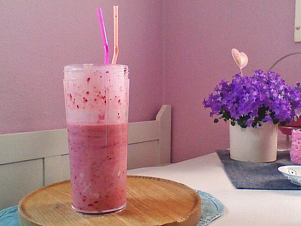 Fruchtiger Kokos-Smoothie mit Beeren und Bananen von Swimminghorse ...