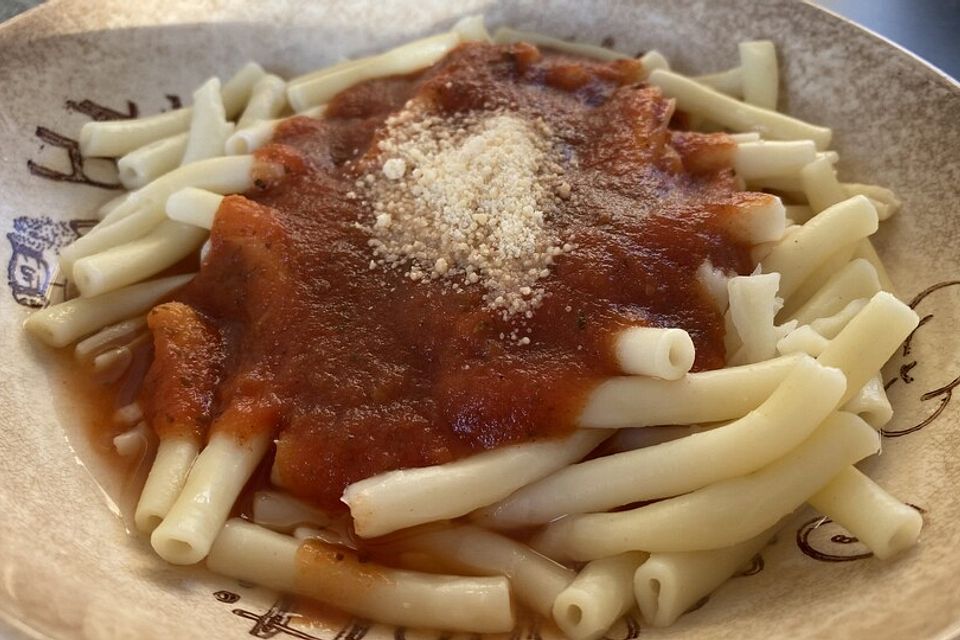 Makkaroni mit schneller Tomatensoße mit Krabben und Kräutern