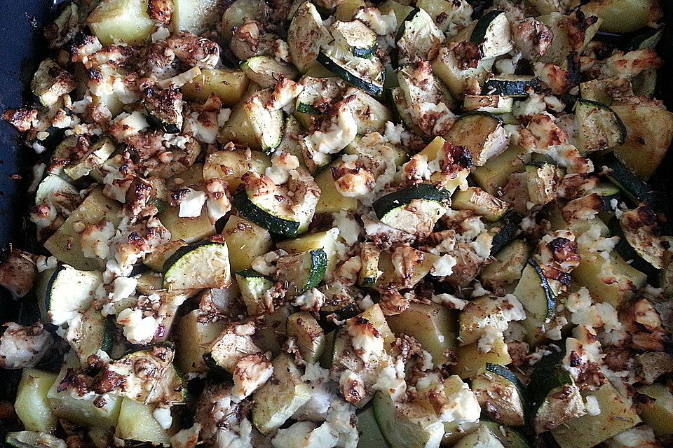 Rosmarinkartoffeln mit Hähnchen, Gemüse und Feta