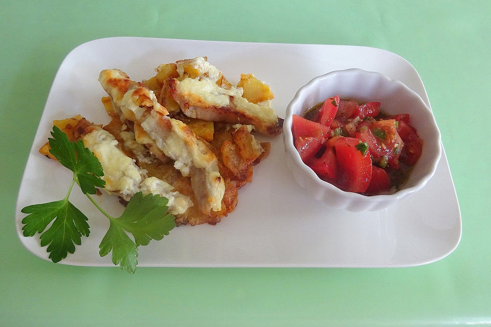 Bratkartoffelauflauf mit Schweinefilet und Tomatensalat