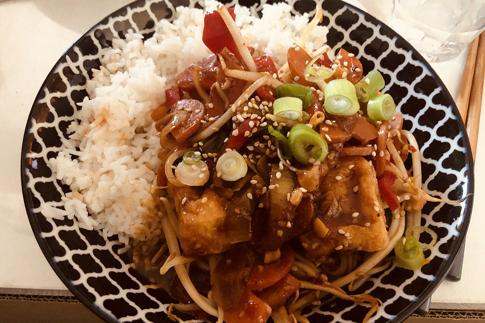 Gebratenes Hühnchen in Chili-Austernsauce (Gai Pad Nam Prik Pao)