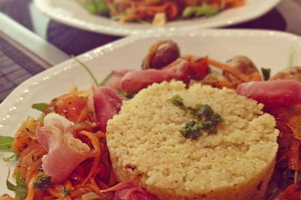 Warmer Karotten-Rucola-Salat mit Parmaschinken, Couscous und einer Kräuter-vinaigrette