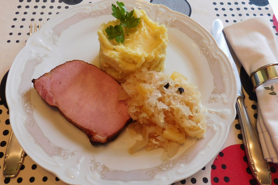 Kasselerbraten mit Sauerkraut aus dem Römertopf