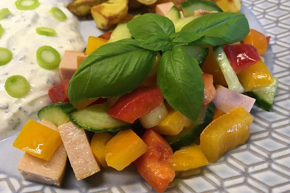 Wurstsalat mit Paprika und Salatgurke