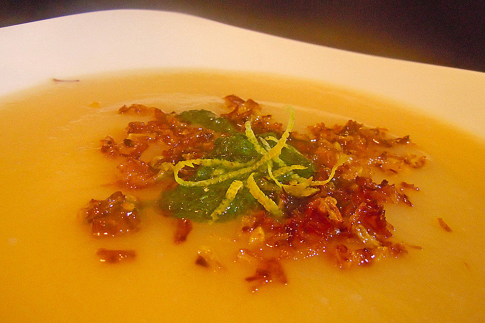 Steckrübensuppe mit gebratenen Steckrübenwürfelchen und Zitronen-Petersilien-Pesto