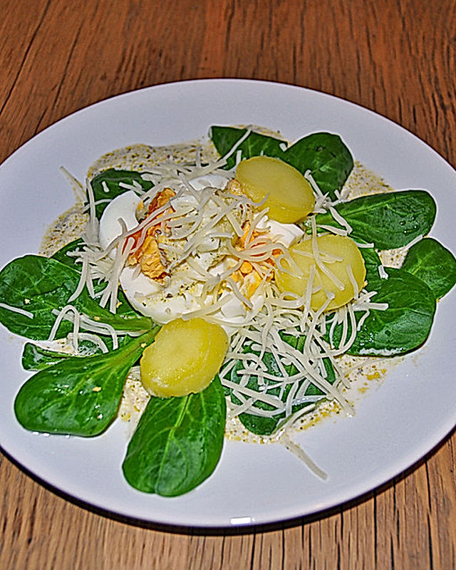 Feldsalat mit Käse, Ei und warmen Pellkartoffeln
