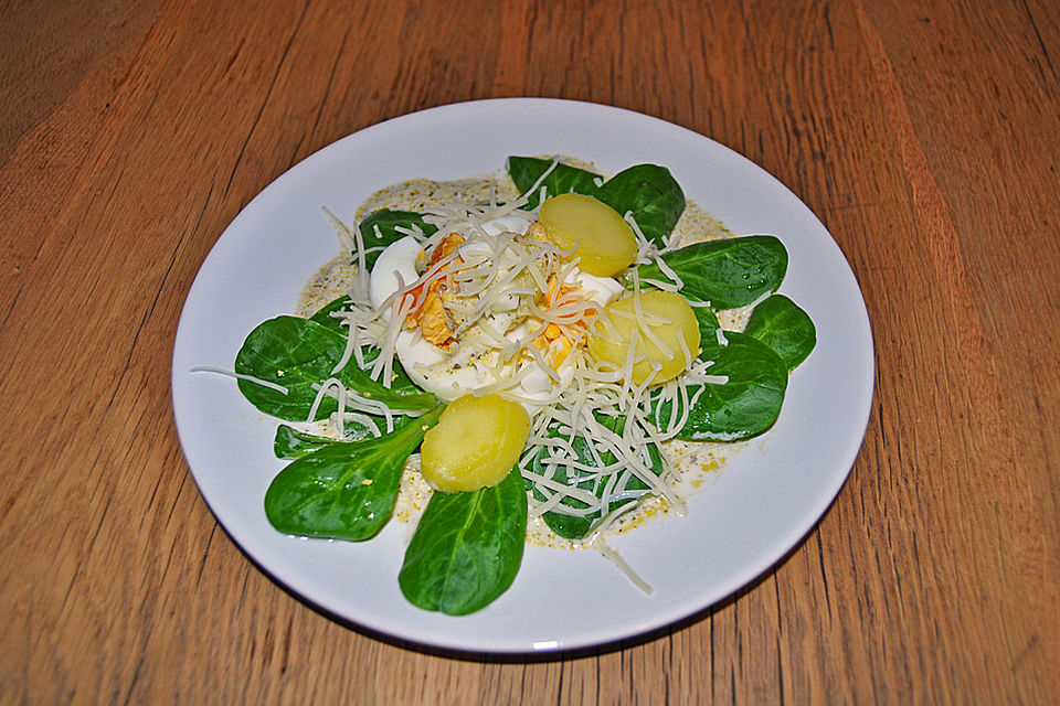 Feldsalat mit Käse, Ei und warmen Pellkartoffeln