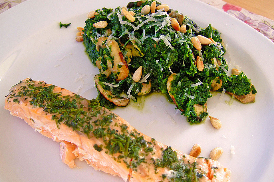 Wildlachs an Blattspinat mit Champignons, Parmesan und Cashewkernen