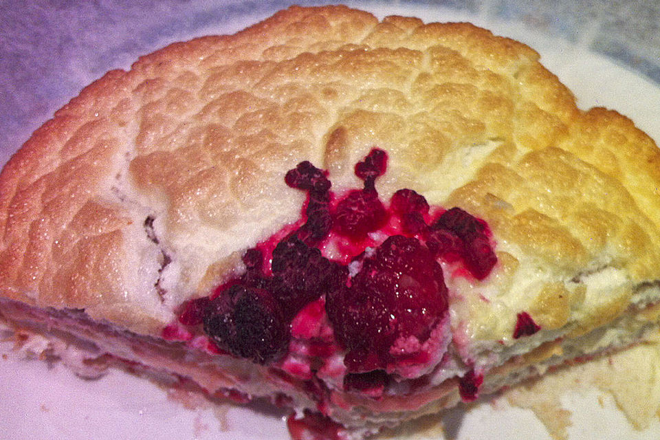 Eiweißtorte mit Erdbeer-Rhabarber-Quark-Füllung