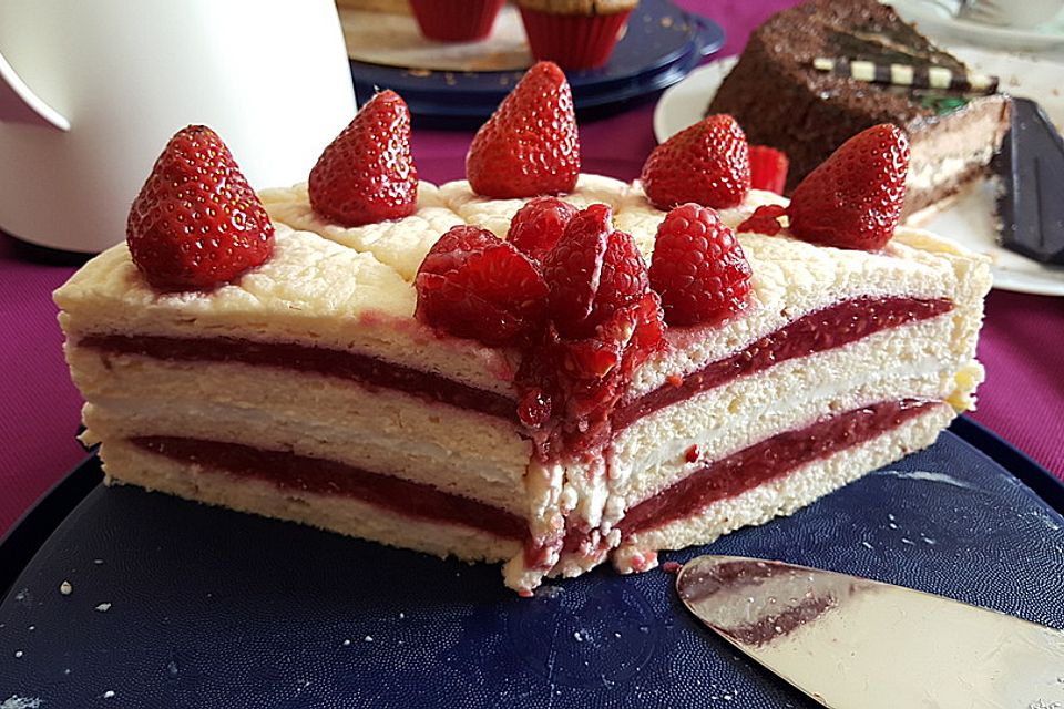 Eiweißtorte mit Erdbeer-Rhabarber-Quark-Füllung