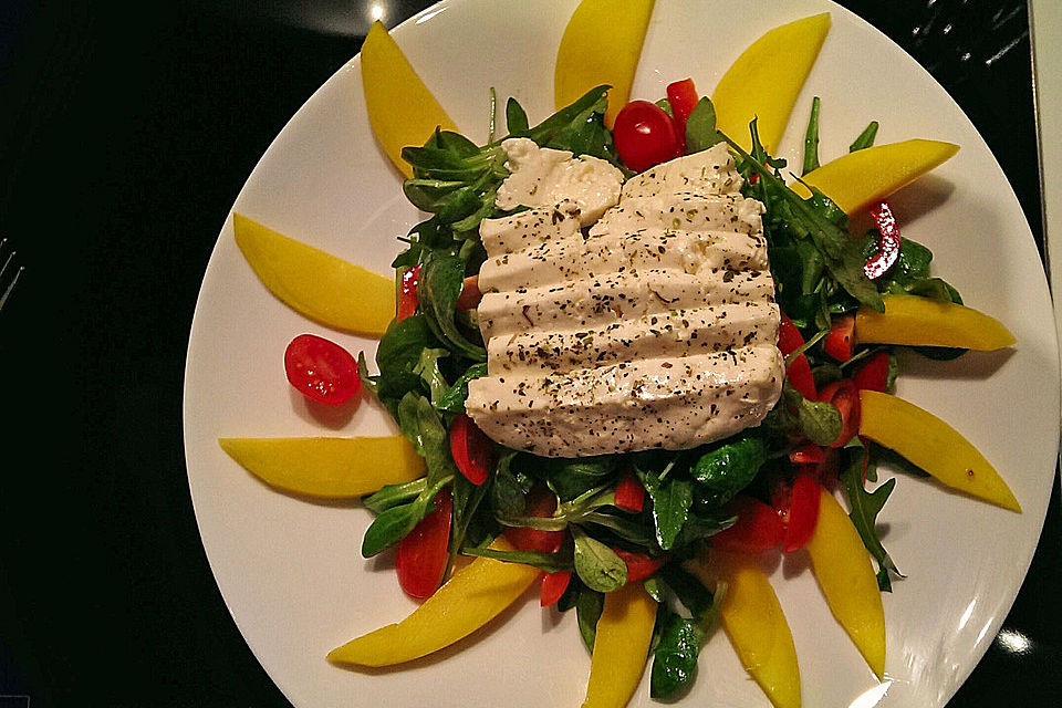 Rucola-Feldsalat auf einer Mangosonne