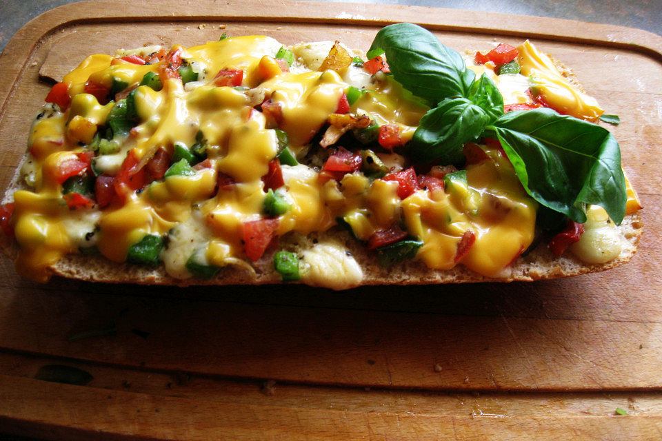 Bruschetta mit Tomaten, Paprika und Käse