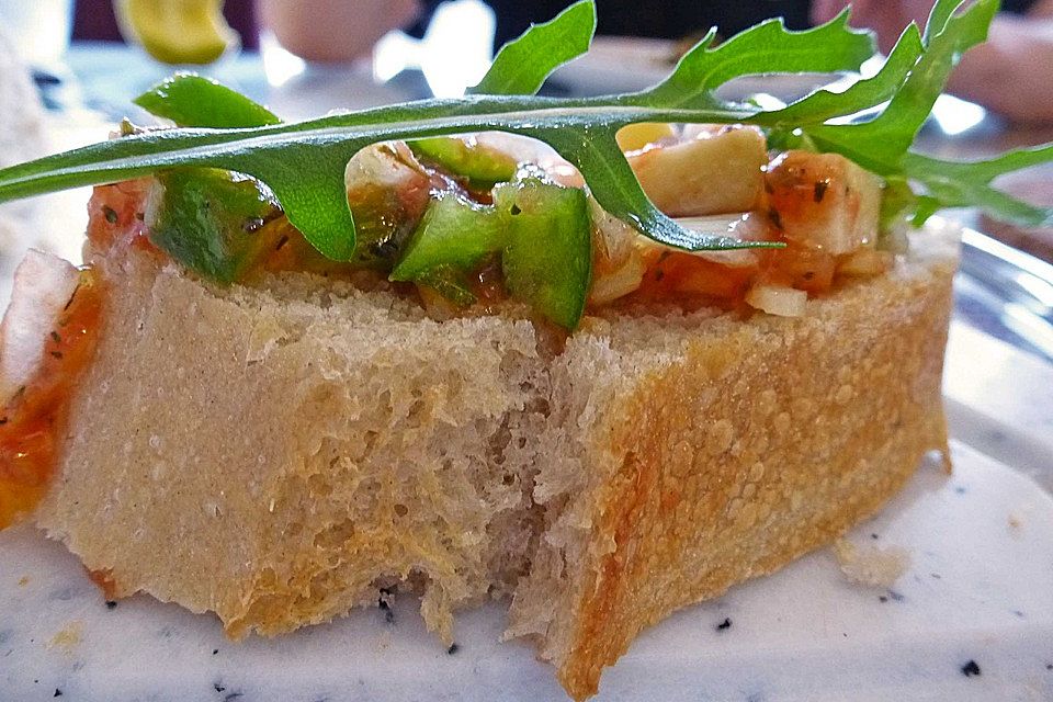 Bruschetta mit Tomaten, Paprika und Käse